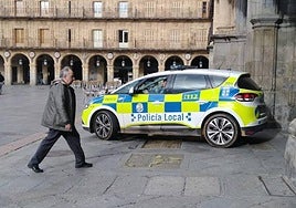 Coche patrulla de la Policía Local en la Plaza Mayor de Salamanca.