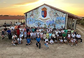 Los vecinos del municipio inaugurando el mural