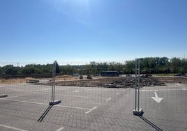 Las máquinas han empezado a romper el asfalto del parking de Las Bernardas.