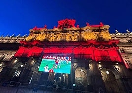 Pantalla instalada por el ayuntamiento en la Plaza Mayor para seguir la final de la Eurocopa.