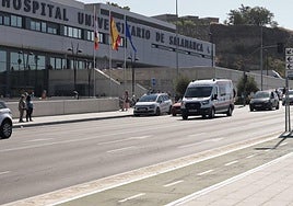 Foto de archivo de una ambulancia en el hospital