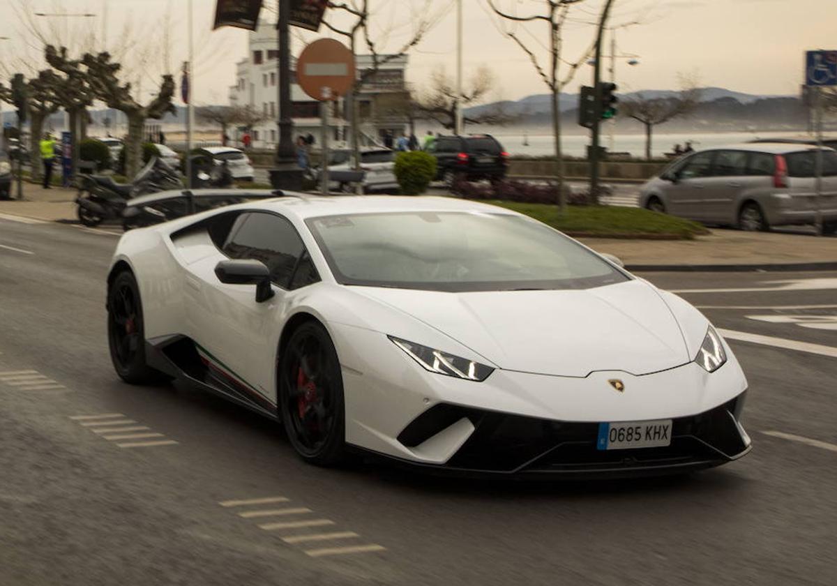 Un modelo Lamborghini circulando.