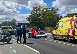 Una ambulancia y la Policía Local en el lugar de los hechos