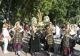 La Ofrenda Floral a la Virgen de la Vega, en imágenes