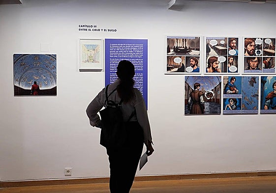 Una persona observa la exposición 'Sobre fondo azul. Una historia original sobre el Cielo de Salamanca'.