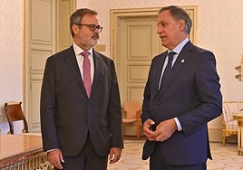 García Carbayo conversa con el embajador de Argentina en España, Roberto Bosch.