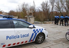 Agentes de la po licía local junto al Puente Romano de Salamanca en una imagen de archivo.