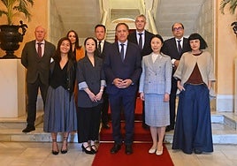 García Carbayo, junto a la delegación de la empresa china Guangdong Textiles.