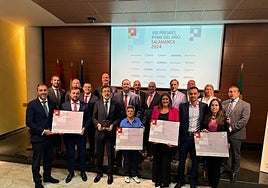 Los representantes de las pymes galardonadas posan con sus reconocimientos.