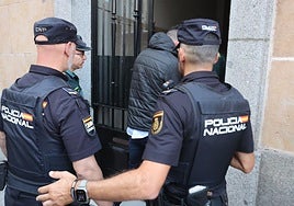 Agentes de la Policía Nacional y la Guardia Civil introducen en los juzgados de Salamanca a una persona.