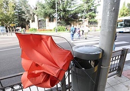Un paraguas roto en una papelera este jueves en Salamanca.