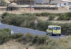 Foto de archivo de una ambulancia en un pueblo