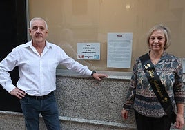 Juanma y Araceli, junto al cartel que anuncia el cierre por jubilación.