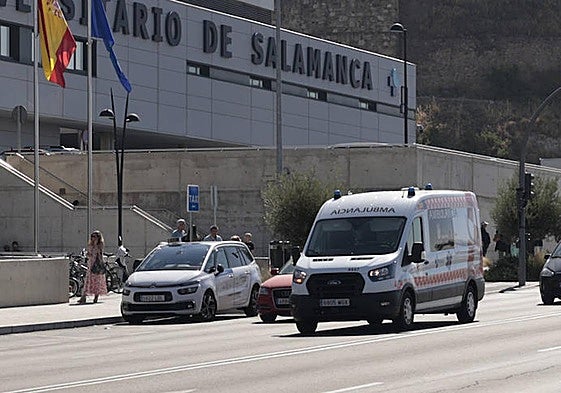 Una ambulancia, en las inmediaciones del Hospital de Salamanca.