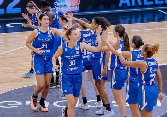 Las jugadoras de Avenida saltan a la cancha en la pasada Supercopa de España.