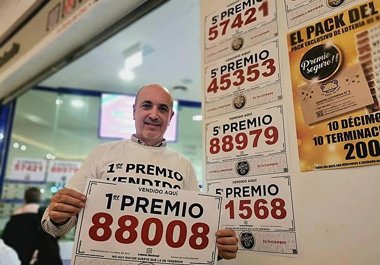 Luis Vázquez de Prada posa con el Gordo de Navidad del año pasado.