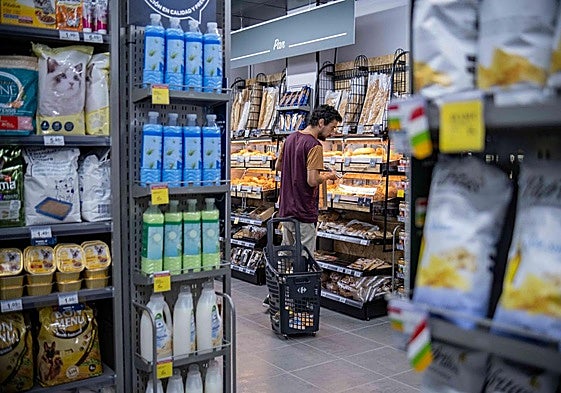 Un cliente compra en un supermercado.
