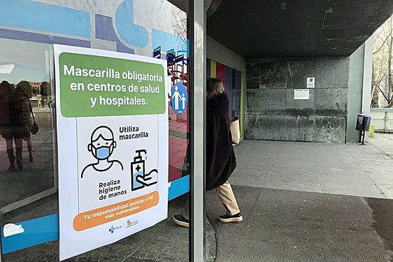 Sanidad plantea el regreso de las mascarillas contra gripe y Covid este invierno