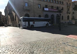 El autobús de las donaciones en el centro de Salamanca