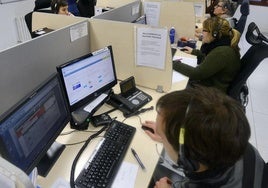 Varios teleoperadores en una imagen de archivo