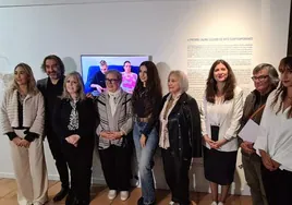 Foto de familia de los galardones del V Premio Laura Luelmo de Arte Contemporáneo por la Igualdad de Género.