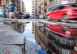 Charco en la calle Condes Crespo de Rascón.
