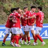 Pau Martínez celebra el gol junto al reswto de sus compañeros