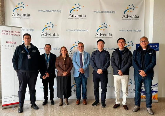 Raúl Sánchez Prieto y Ana Belén Gil junto con la delegación china.