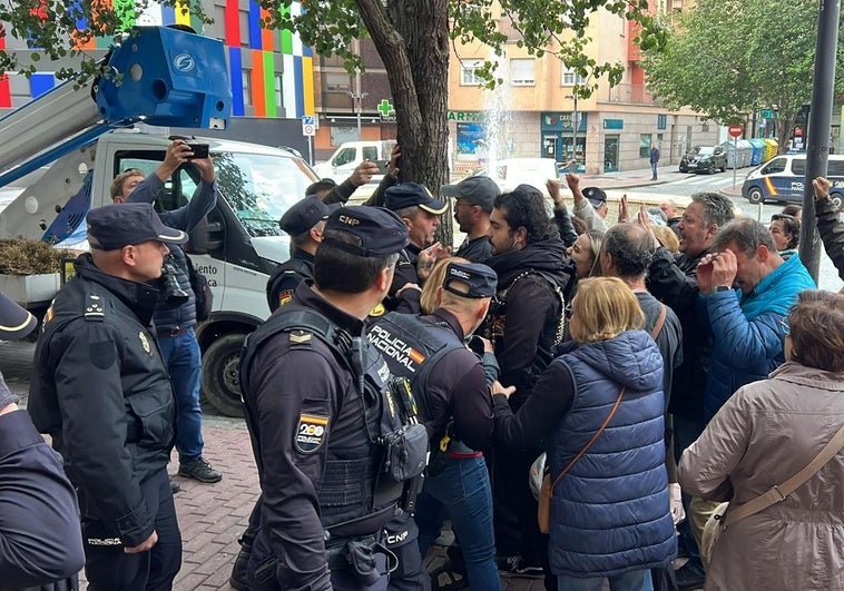 Cargas policiales y varios vecinos detenidos en Salamanca tras intentar impedir una tala de árboles