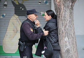 Un Policía agarra a una de las vecinas de la Plaza del Oeste