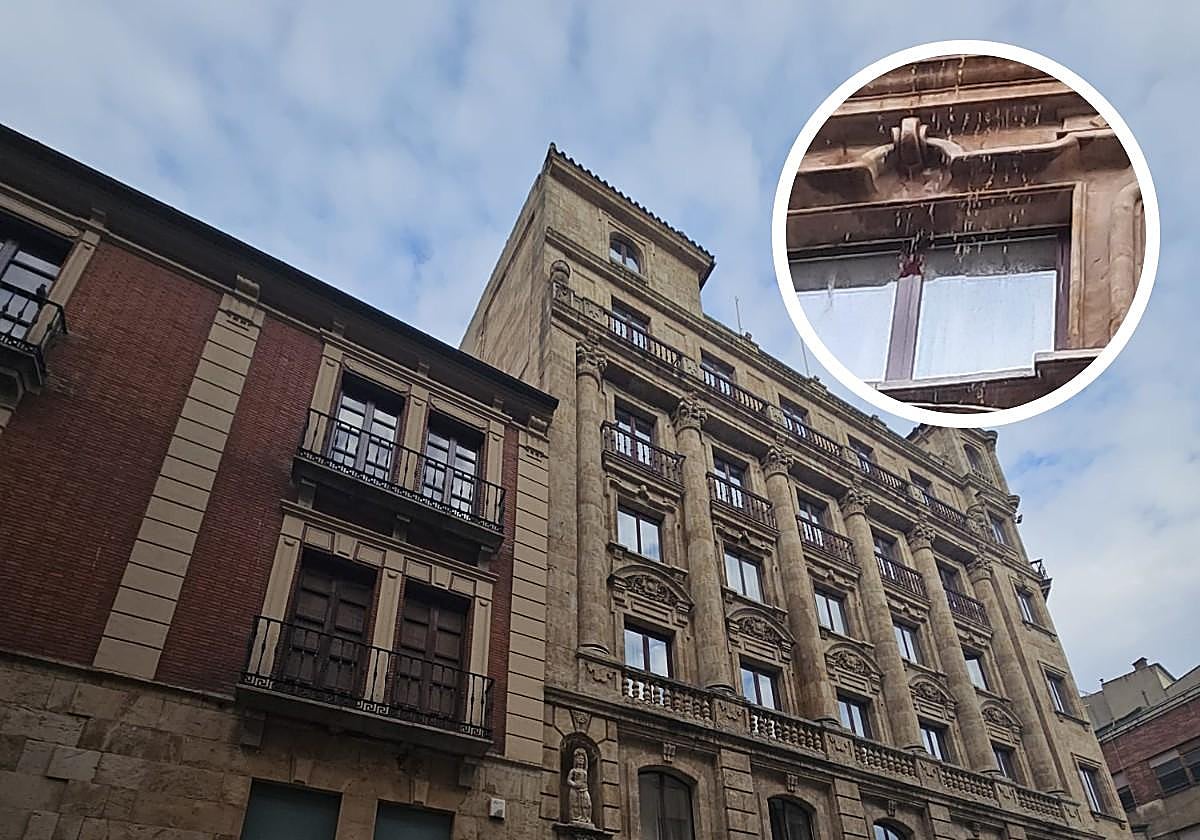 Sorpresa entre los transeúntes al comenzar a caer agua desde un balcón del hotel Monterrey