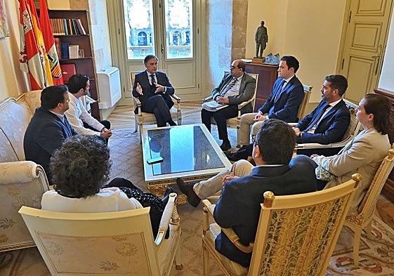 Momento de la reunión entre el alcalde de Salamanca y representantes de las organizaciones empresariales de la ciudad.
