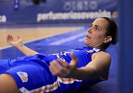 Andrea Vilaró, al recibir una falta durante el partido frente a Zaragoza