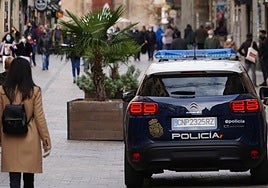 Un coche de Policía Nacional transita por Salamanca.
