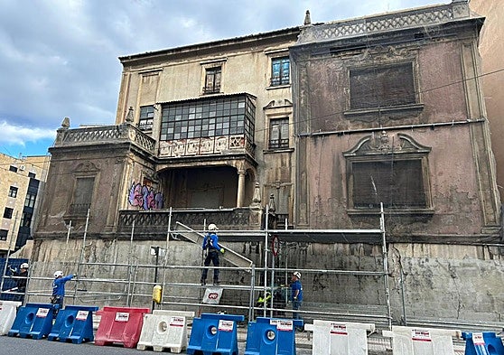 Instalación del andamio en el viejo caserón neobarroco de la avenida de Italia.