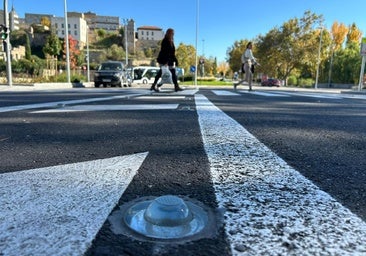 Un nuevo semáforo de luces sobre la calzada protege un cruce peligroso cerca del Hospital
