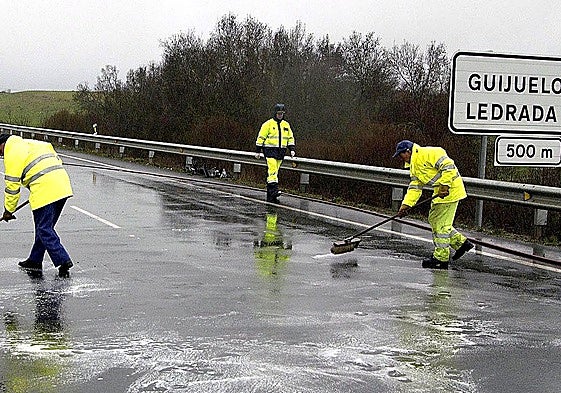 Operarios en una carretera de Guijuelo.