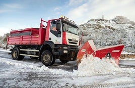 Máquina quitanieves en la Peña de Francia.