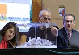 Sorteo de viviendas protegidas en el salón de actos del Centro Municipal Integrado (CMI) Julián Sánchez 'El Charro'