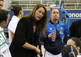 Anna Montañana dialoga con sus jugadoras durante un tiempo muerto