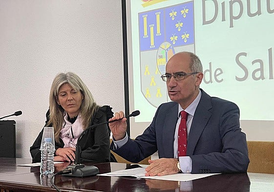 El presidente de la Diputación de Salamanca, Javier Iglesias, y la diputada de Bienestar Social, Eva Picado.