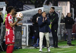 Dani Llácer da indicaciones a sus jugadores durante el partido ante el Zamora