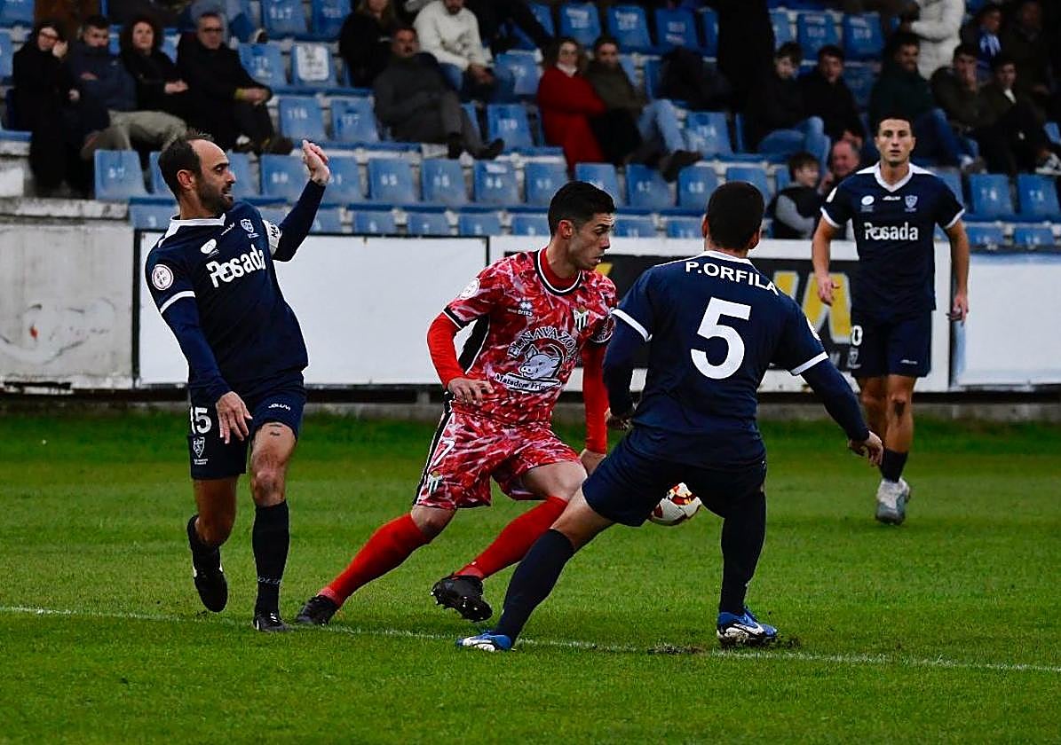 El CD Guijuelo no pasa del empate con un jugador más ante el Marino de Luanco
