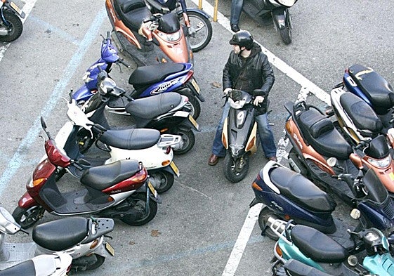 Motos aparcadas en una imagen de archivo.