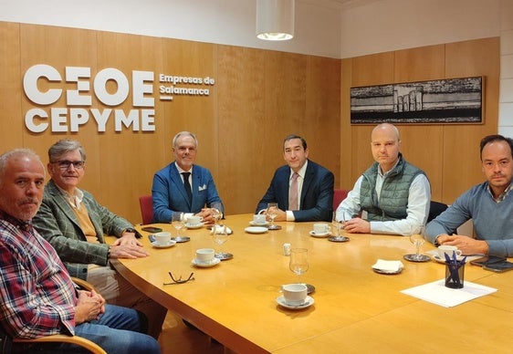 Participantes en la reunión con el delegado de la Junta.