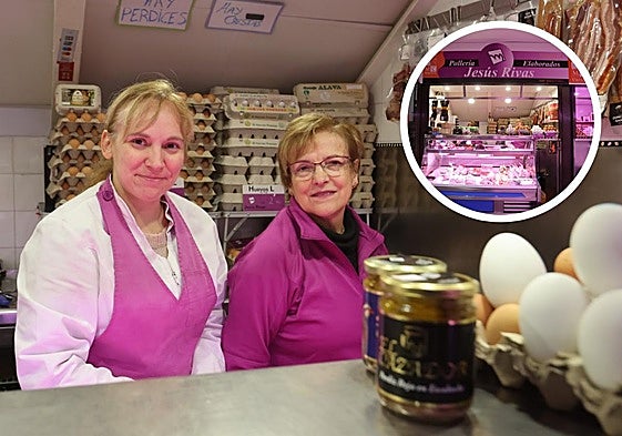 María Jesús, la cuarta generación de la pollería Jesús Rivas en el Mercado Central, junto a su madre.