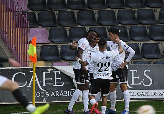 Caramelo y los jugadores del Salamanca CF UDS celebra el gol