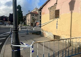 Número 15 del Arroyo de Santo Domingo en Salamanca, acordonado por la Policía Local en mayo de 2023 por peligro de derrumbe.