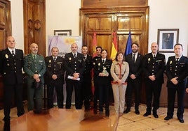 Rosa López, en el centro de la imagen, con el reconocimiento 'Menina 2024'.
