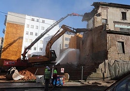 Un brazo gigante inicia la demolición del antiguo caserón de la avenida de Italia